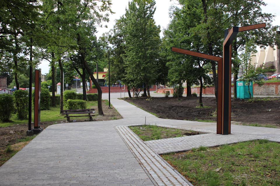 Rozpoczął się montaż siłowni zewnętrznej oraz tyrolki na skwerze przy ul. Tuwima w Wirku