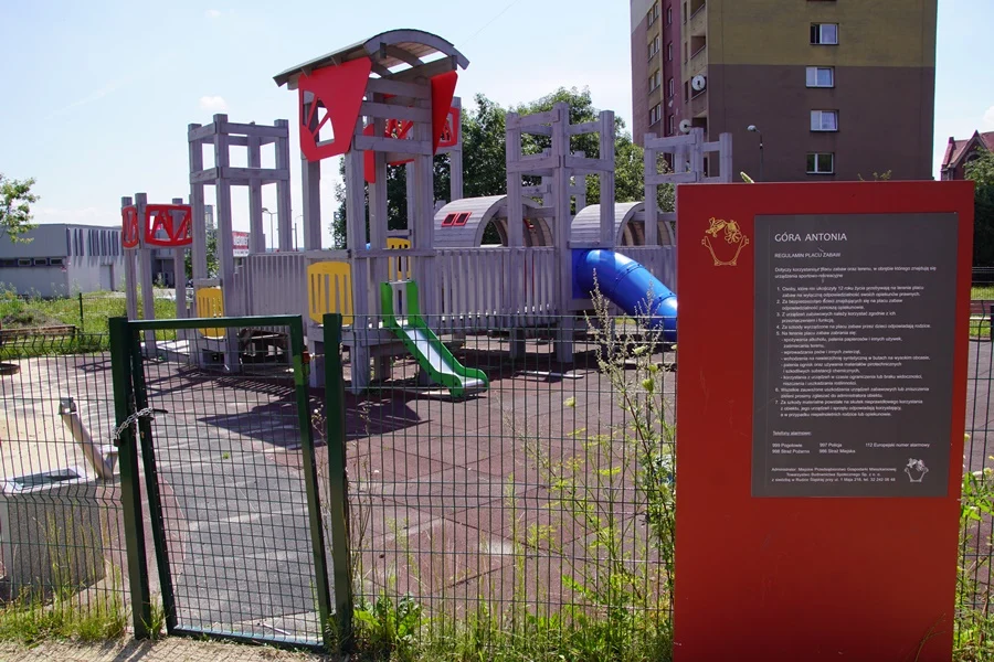 Plac zabaw przy ulicy 1 Maja po raz kolejny został zdewastowany!