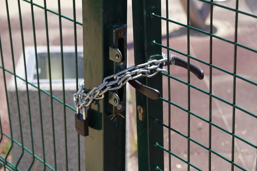 Plac zabaw przy hałdzie znowu został zdemolowany 5