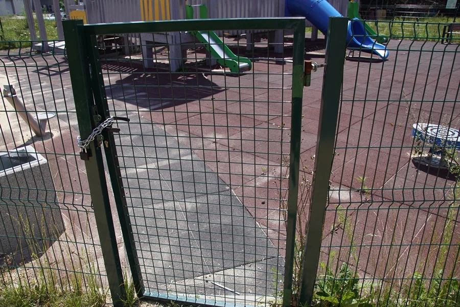 Plac zabaw przy hałdzie znowu został zdemolowany 6