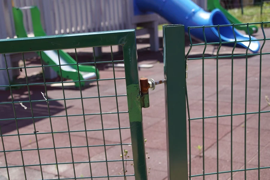 Plac zabaw przy hałdzie znowu został zdemolowany 7