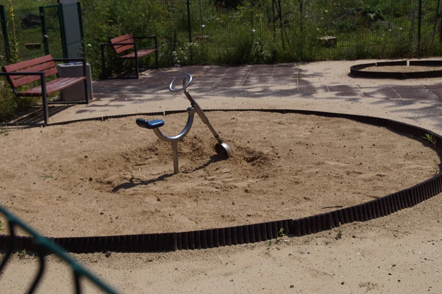 Plac zabaw przy hałdzie znowu został zdemolowany 10