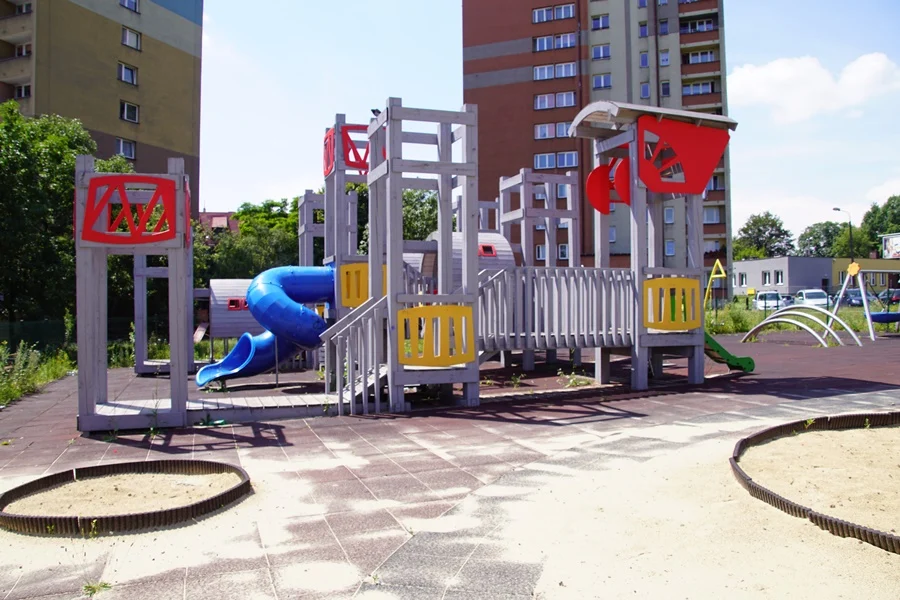 Plac zabaw przy hałdzie znowu został zdemolowany 13