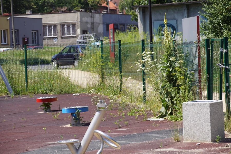 Plac zabaw przy hałdzie znowu został zdemolowany 15