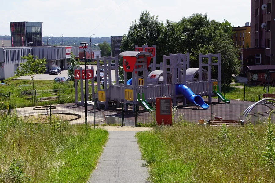 Plac zabaw przy hałdzie znowu został zdemolowany 16