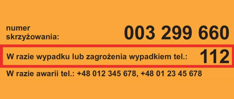 Co oznacza naklejka na elementach infrastruktury i oznakowania przejazdów kolejowych?