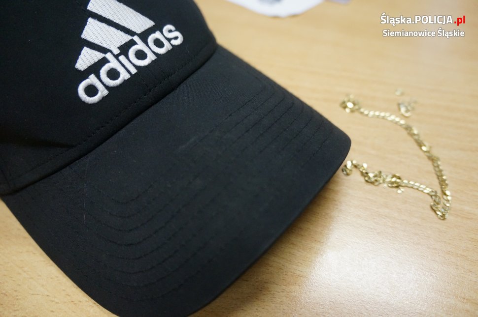 Policjanci zatrzymali mężczyznę, który zerwał kobiecie z szyi łańcuszek