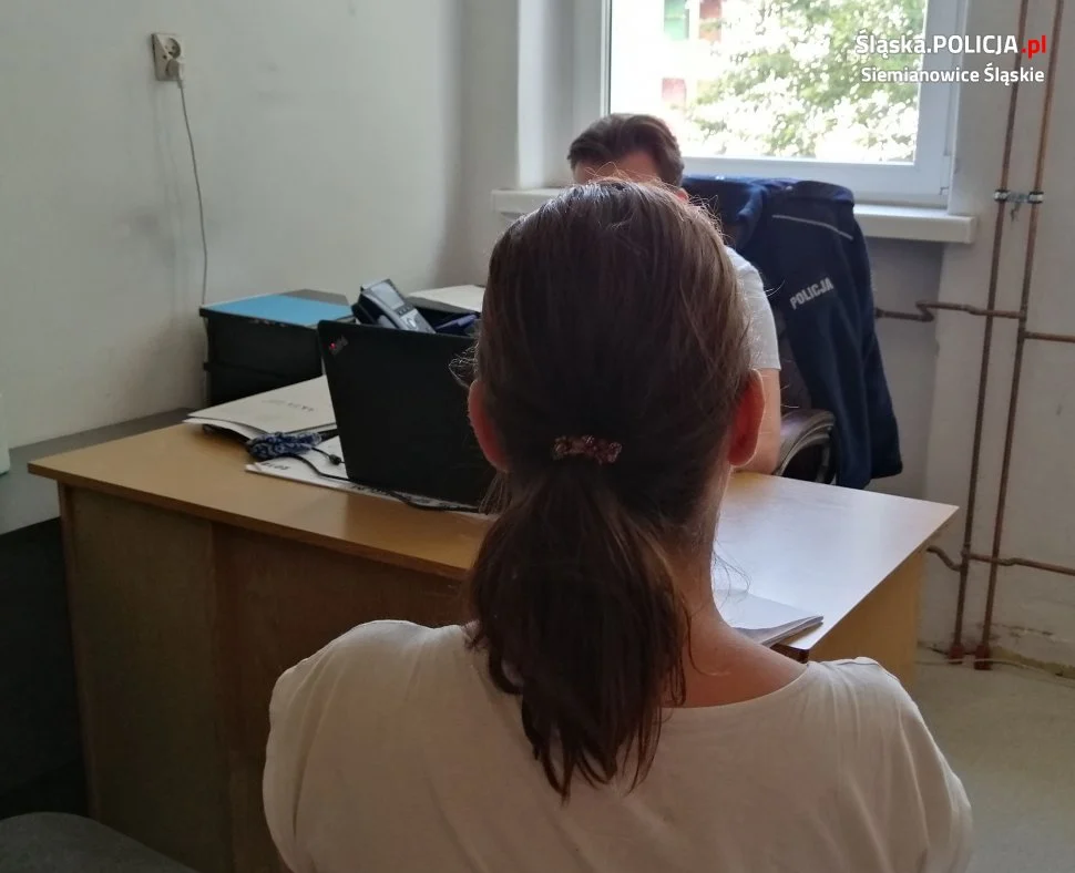 Dzielnicowi zatrzymali kobietę, która płaciła cudzą kartą. Co jej grozi?
