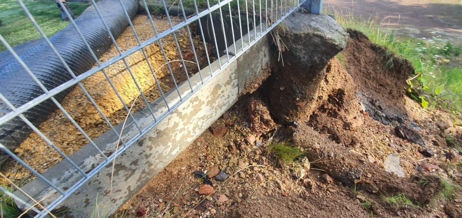 Obsunęła się skarpa wadliwie wykonanego boiska przy ul. Piłkarskiej