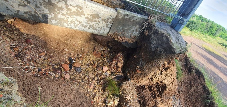 Obsunęła się skarpa wadliwie wykonanego boiska przy ul. Piłkarskiej