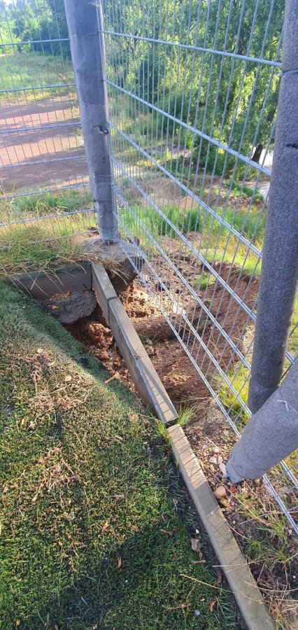 Obsunęła się skarpa wadliwie wykonanego boiska przy ul. Piłkarskiej