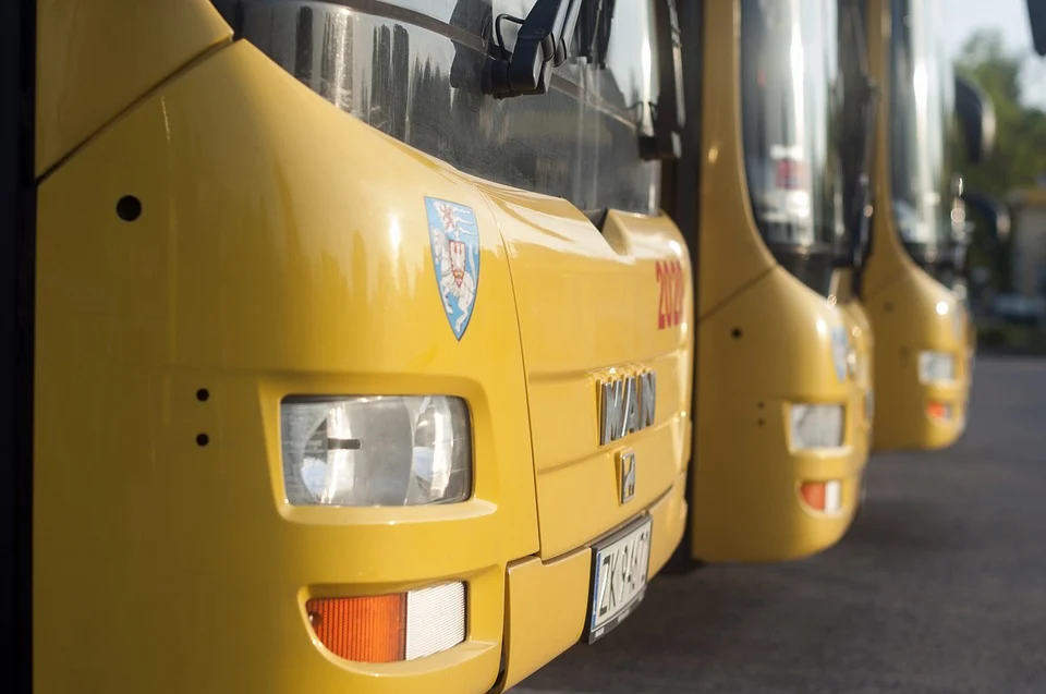 Policjanci kontrolują kierujących pojazdami transportu publicznego