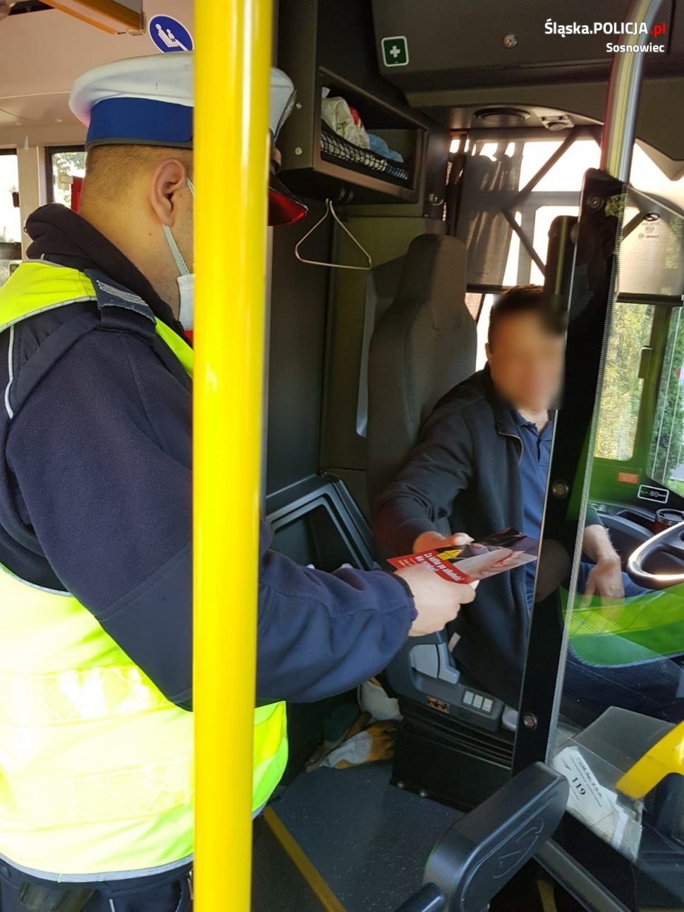 Policjanci kontrolują kierujących pojazdami transportu publicznego