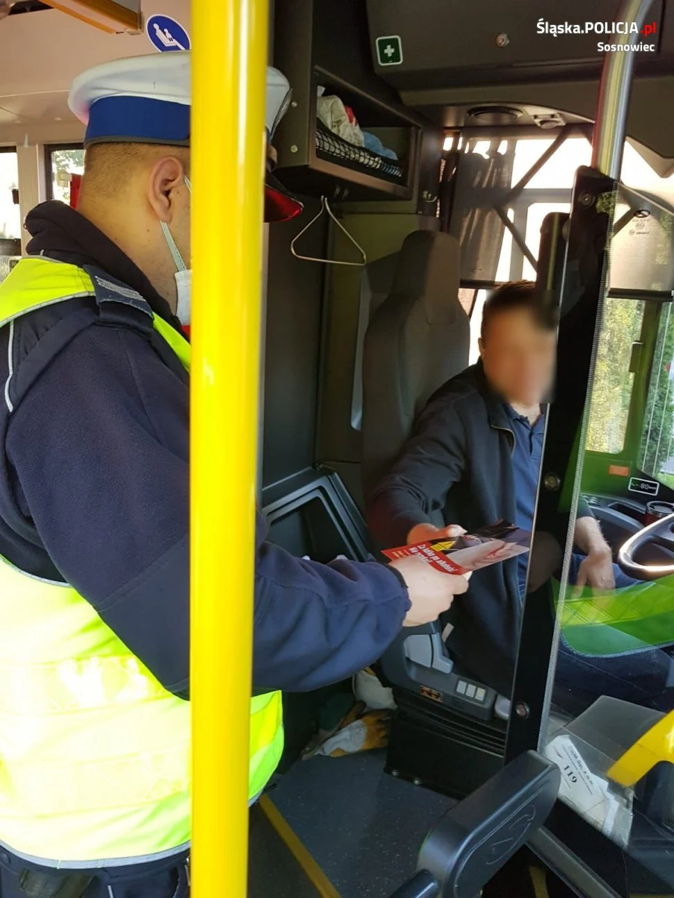 Policjanci kontrolują kierujących pojazdami transportu publicznego