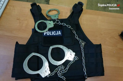 Poszukiwany listem gończym próbował uciekać skacząc przez okno