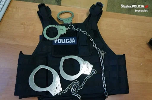 Poszukiwany listem gończym próbował uciekać skacząc przez okno