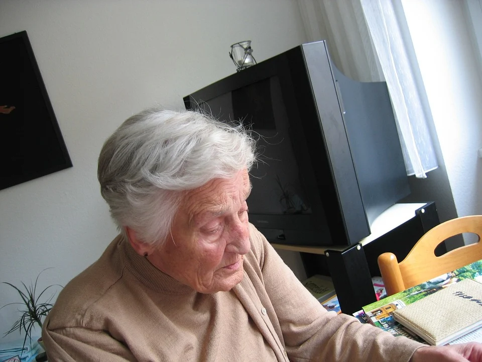 Seniorze! Nie wpuszczaj obcych do mieszkania! Bądź czujny- nie pozwól się oszukać