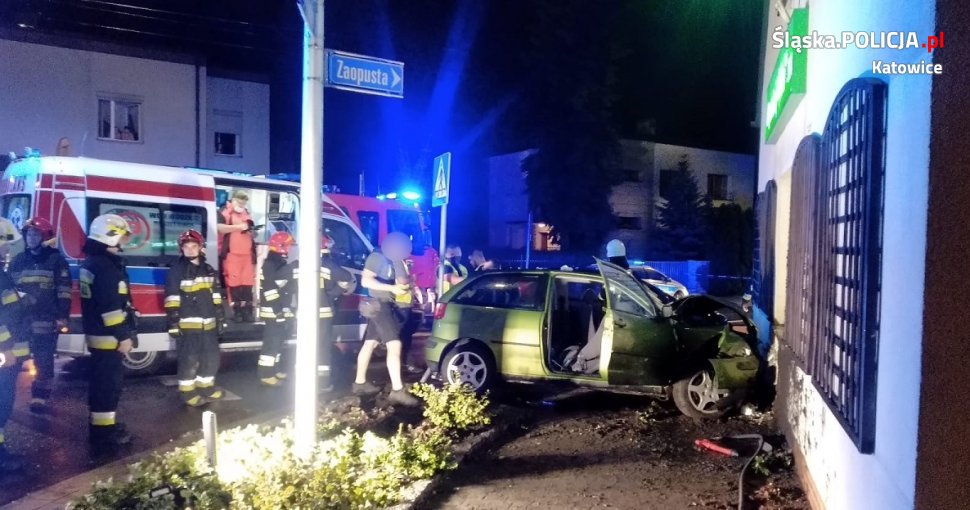 Uciekał przed policyjnym radiowozem, bo był pijany. Rozbił samochód o budynek