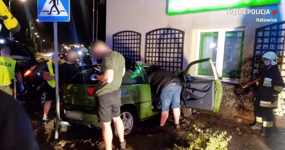 Uciekał przed policyjnym radiowozem, bo był pijany. Rozbił samochód o budynek