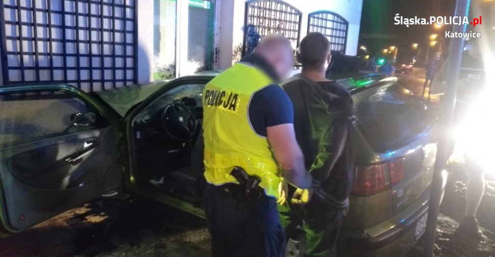 Uciekał przed policyjnym radiowozem, bo był pijany. Rozbił samochód o budynek