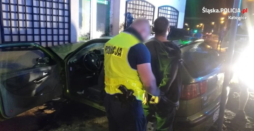 Uciekał przed policyjnym radiowozem, bo był pijany. Rozbił samochód o budynek