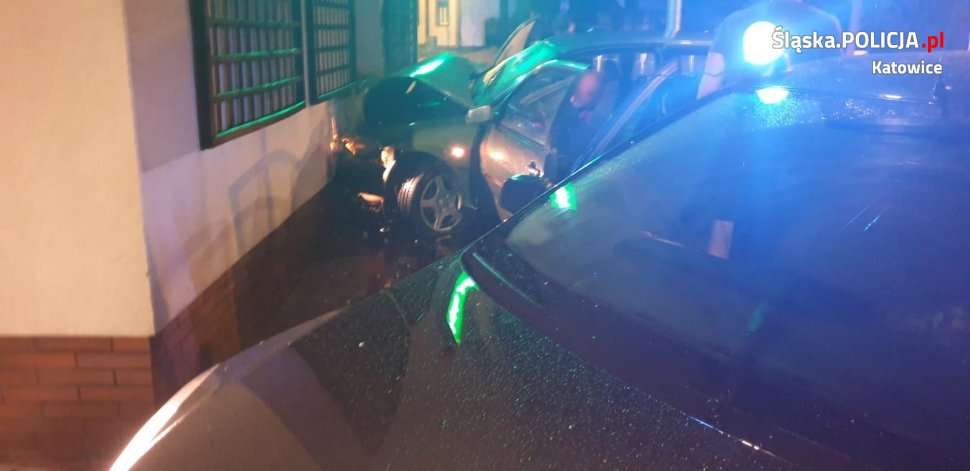 Uciekał przed policyjnym radiowozem, bo był pijany. Rozbił samochód o budynek