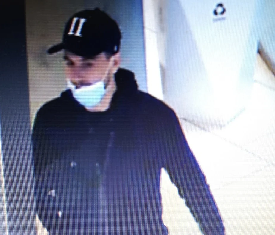 Mężczyzna jest podejrzewany o włamanie i kradzież złotej bransoletki. Rozpoznajesz go?