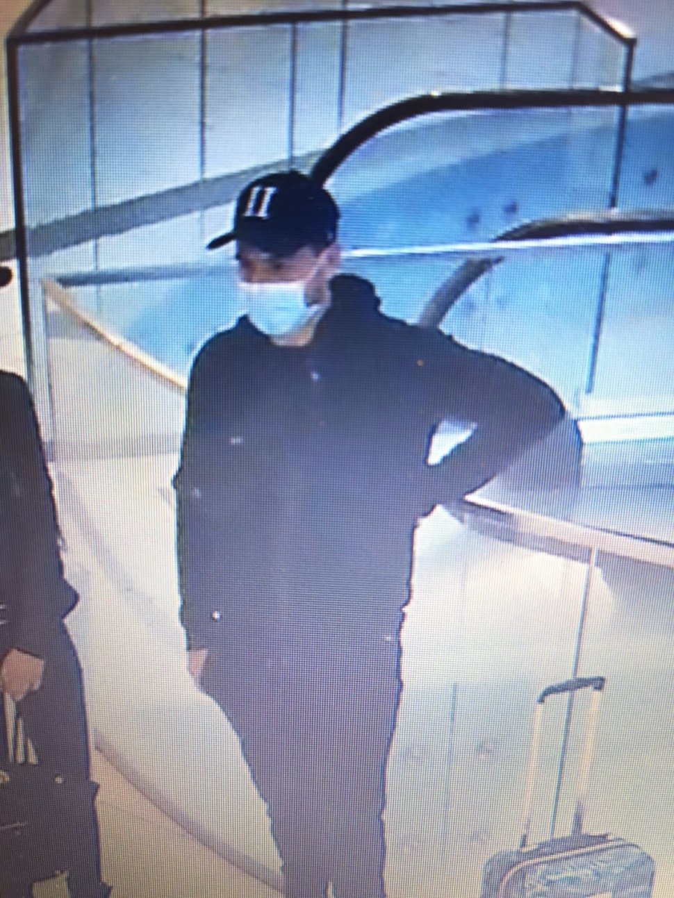 Mężczyzna jest podejrzewany o włamanie i kradzież złotej bransoletki. Rozpoznajesz go?