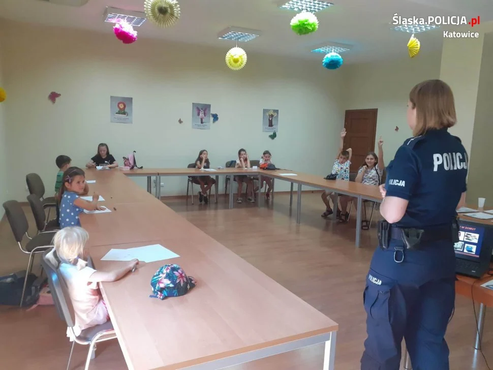 O bezpiecznych wakacjach z policjantką z katowickiej komendy