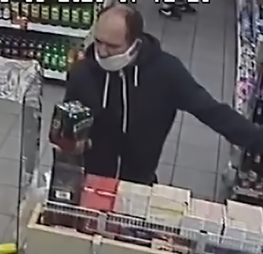 Grożąc pozbawieniem życia dokonał rozboju. Rozpoznajesz go? Powiadom policję!