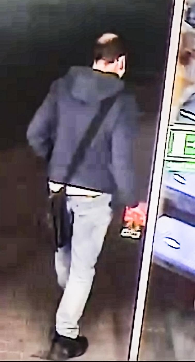 Grożąc pozbawieniem życia dokonał rozboju. Rozpoznajesz go? Powiadom policję!