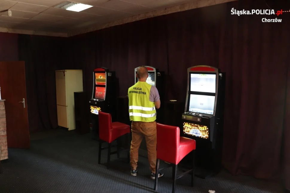 W zamkniętym wcześniej salonie gier policjanci ponownie zabezpieczyli nielegalne automaty