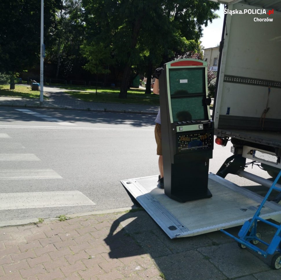 W zamkniętym wcześniej salonie gier policjanci ponownie zabezpieczyli nielegalne automaty