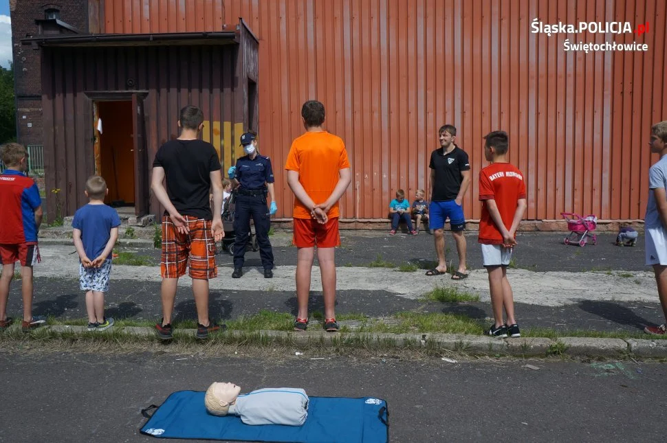 Bezpieczni w czasie letniego wypoczynku. Policjanci odwiedzili jeden z klubów sportowych