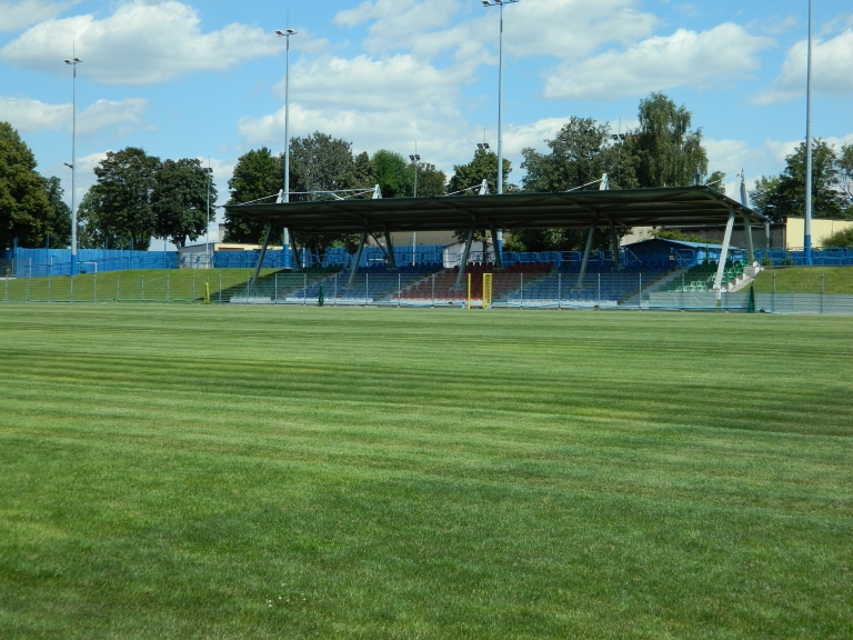 Na stadionie ŚKS Naprzód Lipiny trwają ostatnie prace przed inauguracją ligowych rozgrywek