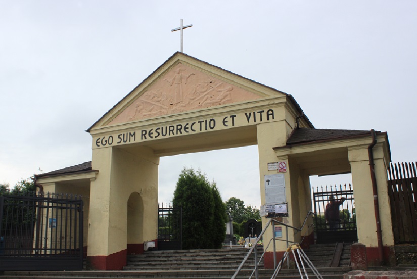 Żorski cmentarz z nową bramą