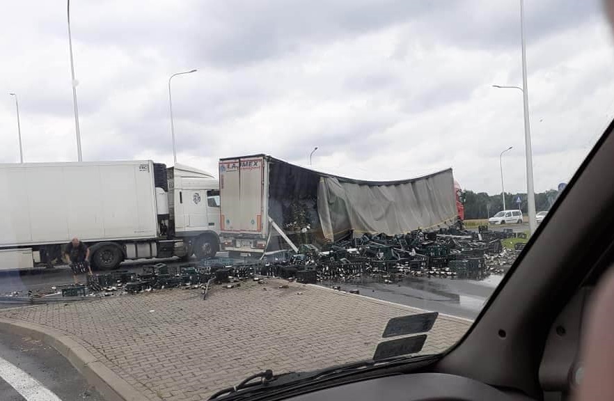 Na obwodnicy Żor doszło do nietypowego wypadku ciężarówki z piwem