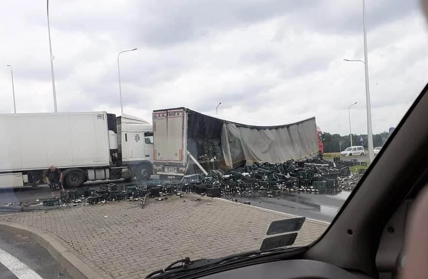 Na obwodnicy Żor doszło do nietypowego wypadku ciężarówki z piwem