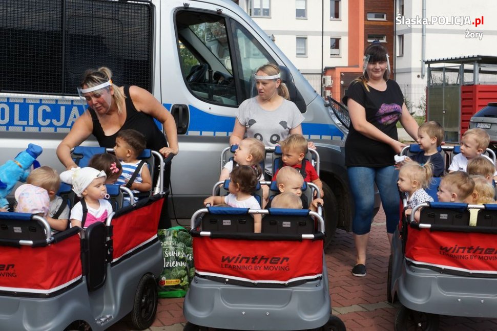 Wakacyjna wizyta policjantów w żorskim żłobku