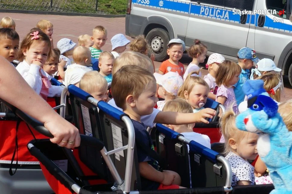 Wakacyjna wizyta policjantów w żorskim żłobku