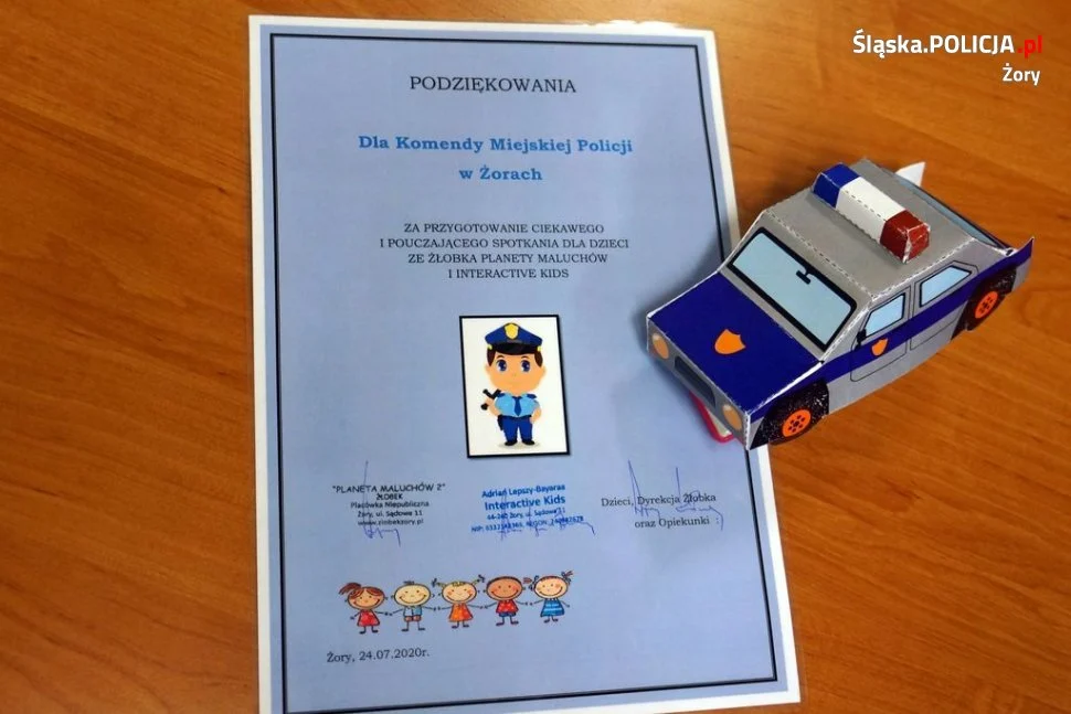 Wakacyjna wizyta policjantów w żorskim żłobku