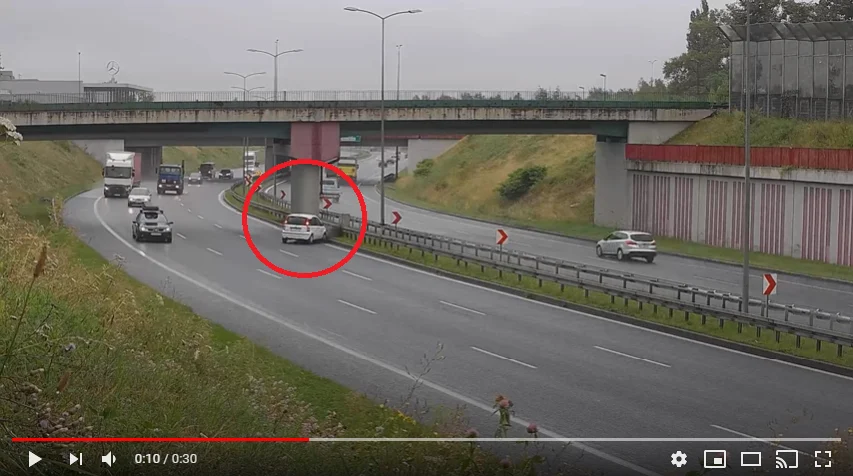 "Zakręt mistrzów": Kierowca stracił panowanie nad samochodem i uderzył w bariery