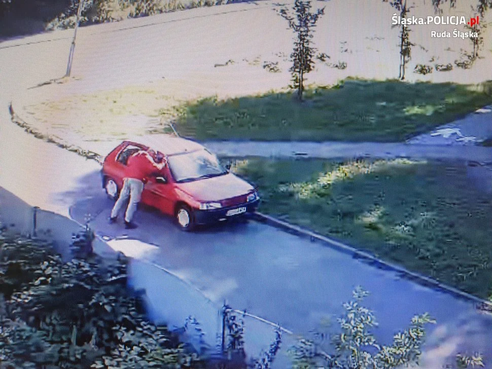 Ten mężczyzna podejrzany jest o kradzież z włamaniem do samochodu. Rozpoznajesz go?