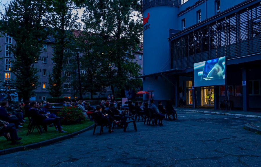 A na ekranie w plenerze...