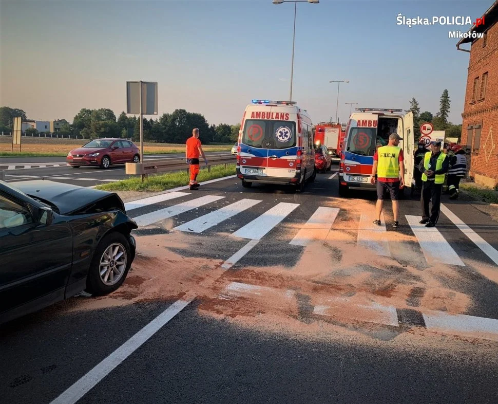 O krok od tragedii. Samochód uderzył w pieszych na krajowej "wiślance"