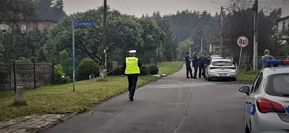 Policjanci dziękują za zaangażowanie w akcję poszukiwawczą