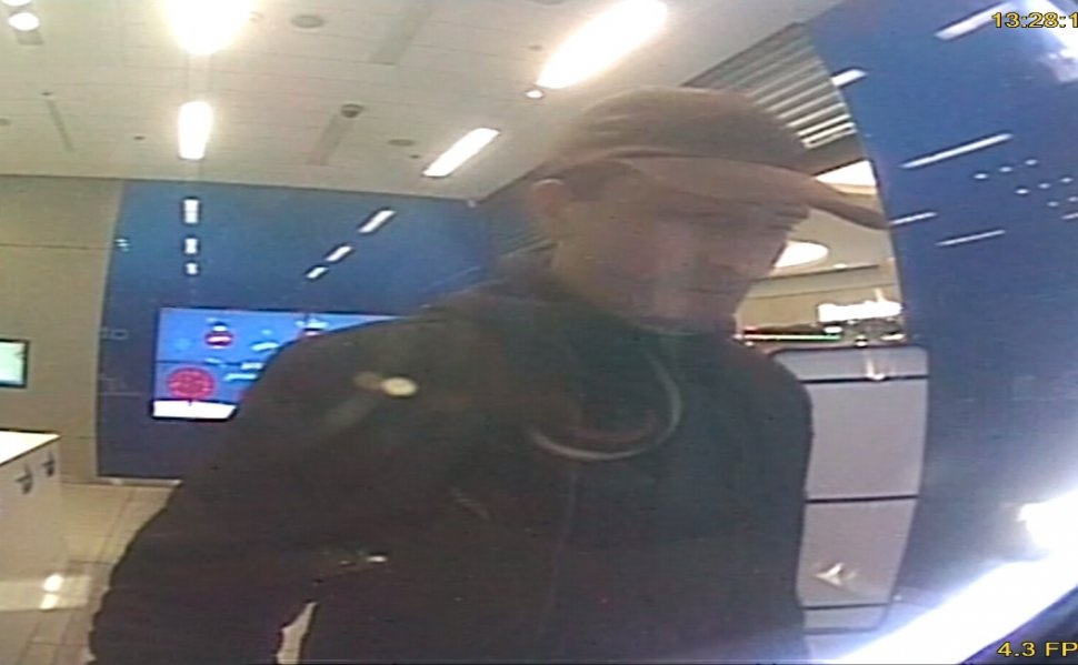 Podejrzewany o kradzież i wypłaty gotówki cudzą kartą – rozpoznajesz mężczyznę?