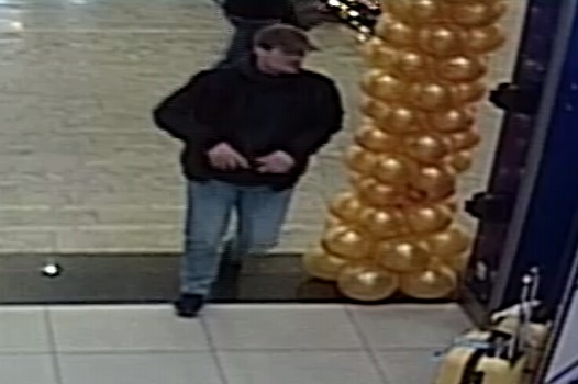 Podejrzewany o kradzież i wypłaty gotówki cudzą kartą – rozpoznajesz mężczyznę?