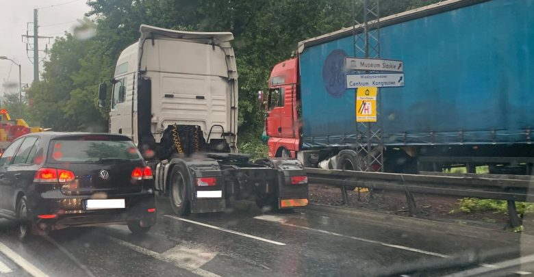 Gigantyczny korek na S86 w Katowicach! Zablokowany jest jeden pas ruchu i chodnik