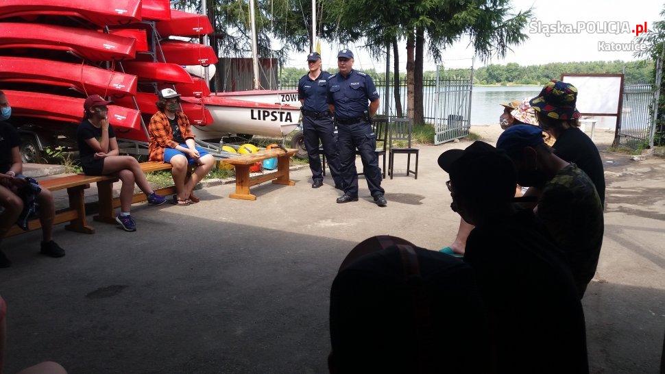 Policjanci o bezpiecznych wakacjach z katowickimi harcerzami